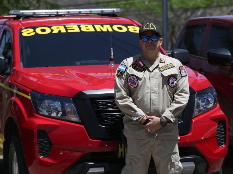 El teniente de bomberos Carlos Bonilla considera que el dedicarse al salvamento de vidas y de bienes es una verdadera vocación.