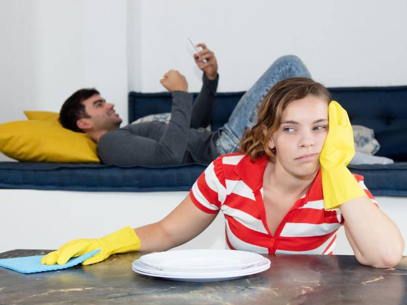 En un informe del Pew Research Center (2023) se señala que el 56% de las personas considera que compartir las labores domésticas es un factor esencial para una relación duradera.