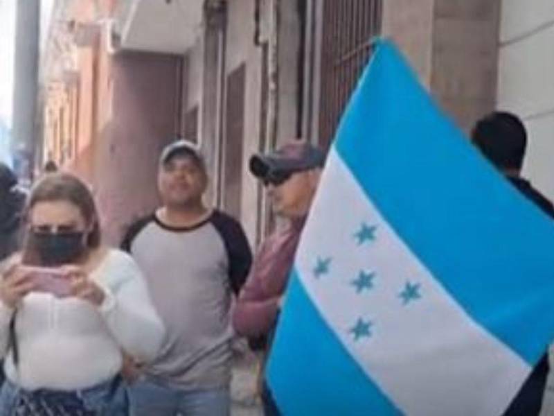 Los trabajadores se apostaron en el lugar portando banderas de Honduras y carteles con mensajes dirigidos a las autoridades, en los que reclaman el cumplimiento de sus derechos laborales.