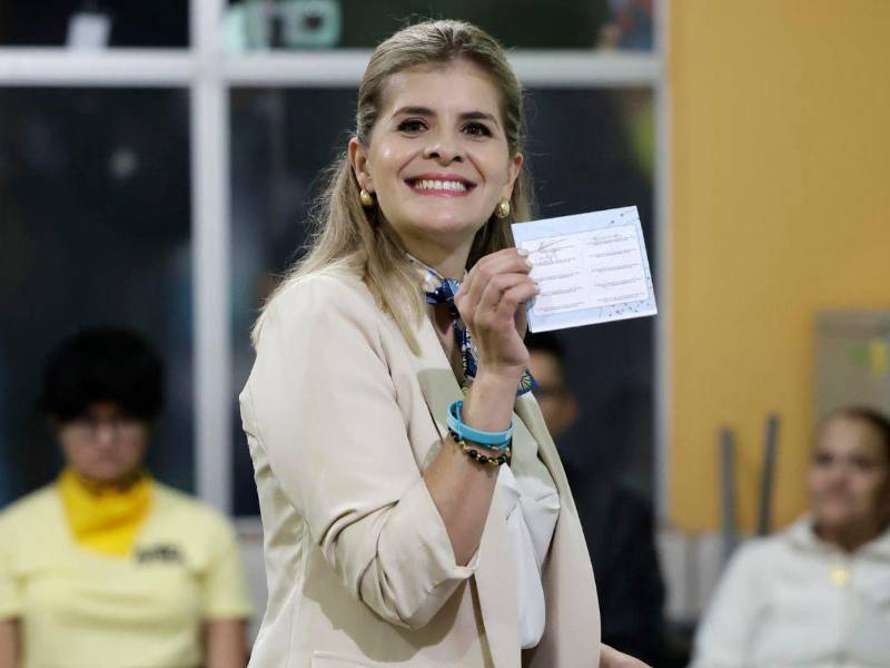 La candidata a la Presidencia de Costa Rica por el partido Pueblo Soberano, Laura Fernández, acude a un centro de votación durante las elecciones este domingo, en Cartago.