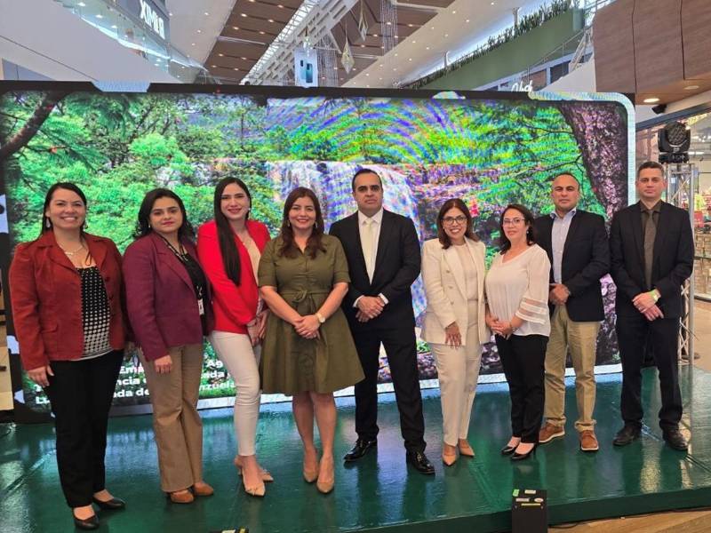 Ejecutivos de Cooperativa Sagrada Familia durante el sorteo histórico de la casa valorada en L 1.5 millones.