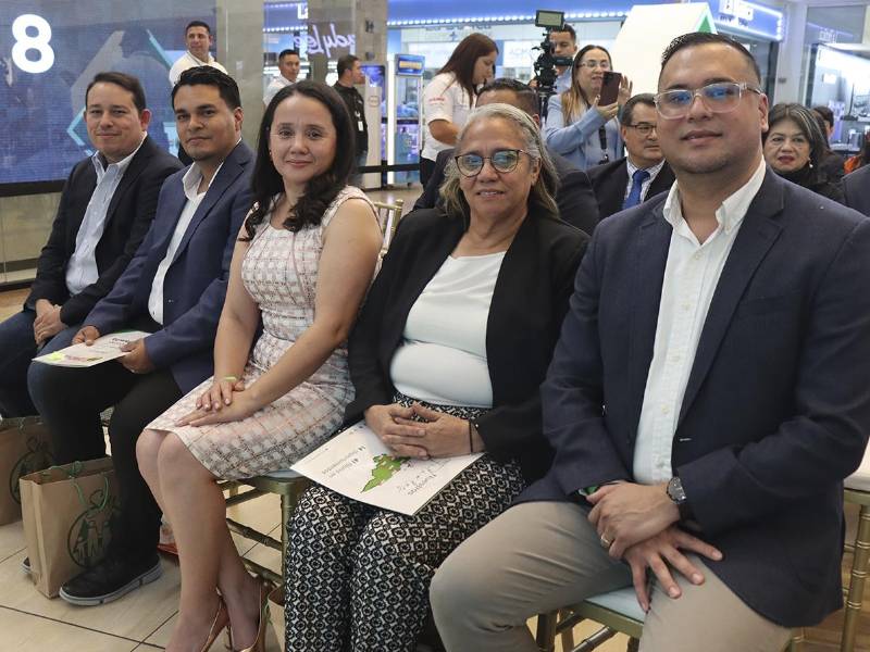 La Junta Directiva y Junta de Vigilancia de Cooperativa Sagrada Familia.