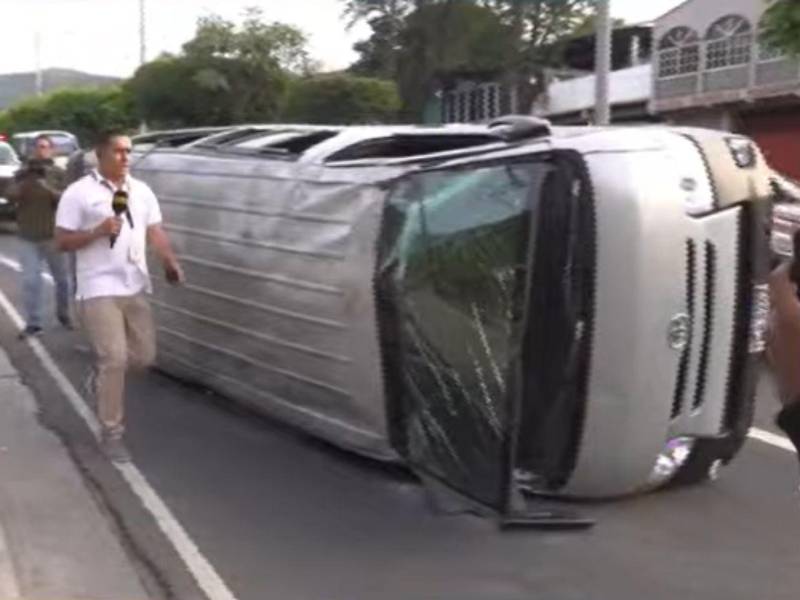 Accidente de microbús deja varias personas heridas cerca del puente El Carrizal