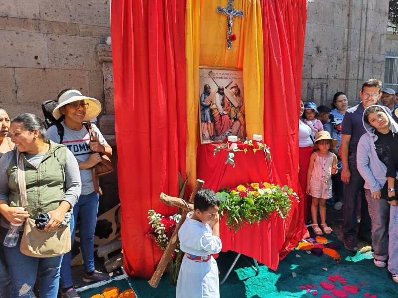 Cientos de menores participaron en la celebración del viacrucis este viernes 3 de abril de 2026.