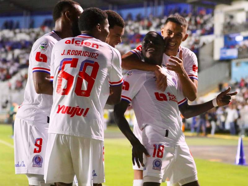 Raúl García aprovechó el centro desde la derecha para recibir de cabeza y mandarla a guardar.