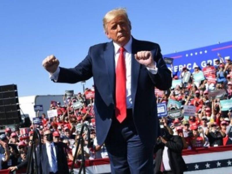 El famoso baile con los codos de Donald Trump se hizo tendencia viral en la reciente campaña electoral.