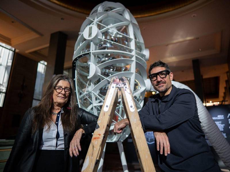 La muestra incluye un libro del artista, que alberga el Quijote 2.0 codificado en ADN sintético, una tecnología que permite conservar información durante milenios.