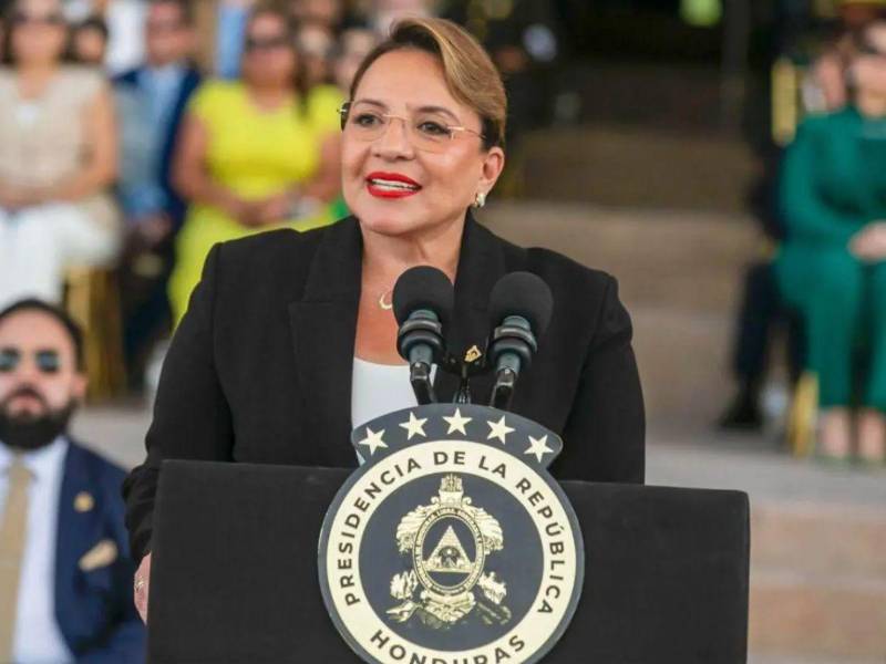 Durante su mandato, la presidenta Xiomara Castro denunció campañas de desinformación, pero no impulsó leyes ni políticas públicas para enfrentar este fenómeno, dejando el tema sin regulación ni mecanismos institucionales efectivos en Honduras.