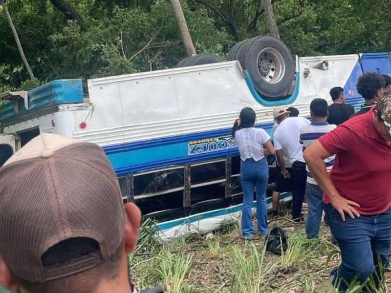 El autobús quedó volcado a un lado de la carretera, con las llantas hacia arriba. Los pasajeros salieron por la ventanas.