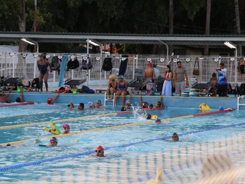 La alta afluencia de usuarios mantiene saturadas las piscinas de la Villa Olímpica durante las jornadas de entrenamiento. Los carriles de la piscina deben compartirse entre atletas y alumnos.