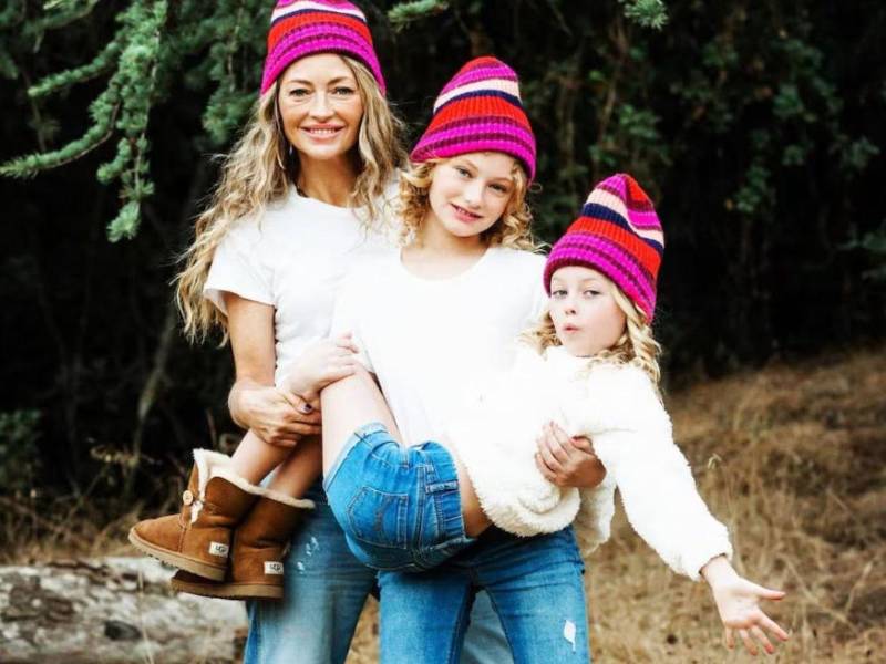 La exposa de Eric Dane, Rebecca Gayheart, que no lo abandonó en su enfermedad, junto a sus hijas Billie y Georgia.