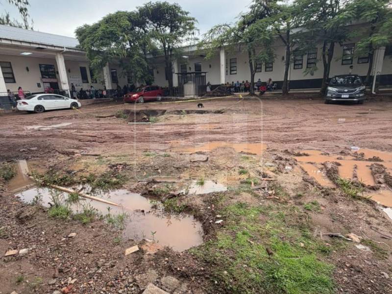 Así se encuentra el área de estacionamiento del Hospital San Felipe, donde las recientes lluvias han dejado grandes charcos de lodo.