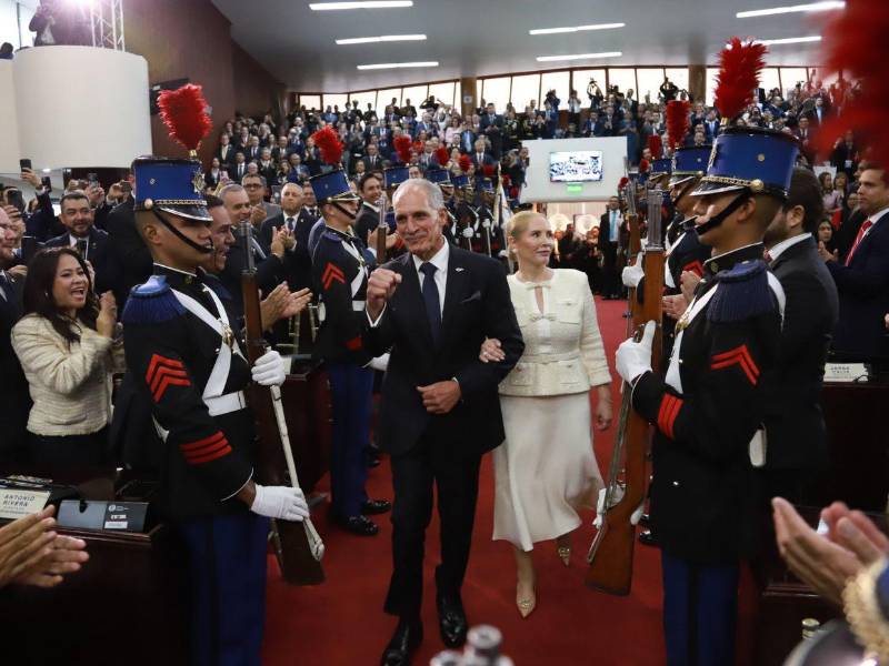 Nasry Asfura mientras ingresaba al Congreso Nacional para su investidura.