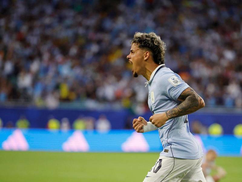 Maximiliano Araujo, jugador del Sporting de Lisboa de Portugal, anotó el 1-1.