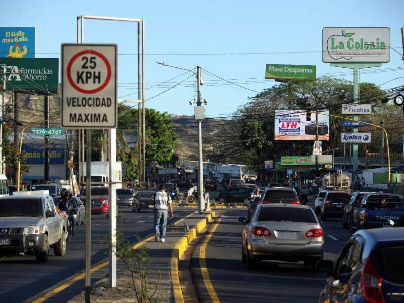 Más de 100 agentes de tránsito y drones monitorean tráfico en la salida al sur de Tegucigalpa.