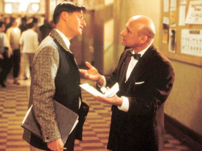 Antes de convertirse en el rostro del rigor escolar y militar en las pantallas, Tolkan ya había construido una filmografía sólida con directores de primer nivel. Trabajó en tres películas dirigidas por Sidney Lumet: como policía en Serpico (1973), como fiscal en Prince of the City (1981) y como juez en Family Business (1989).