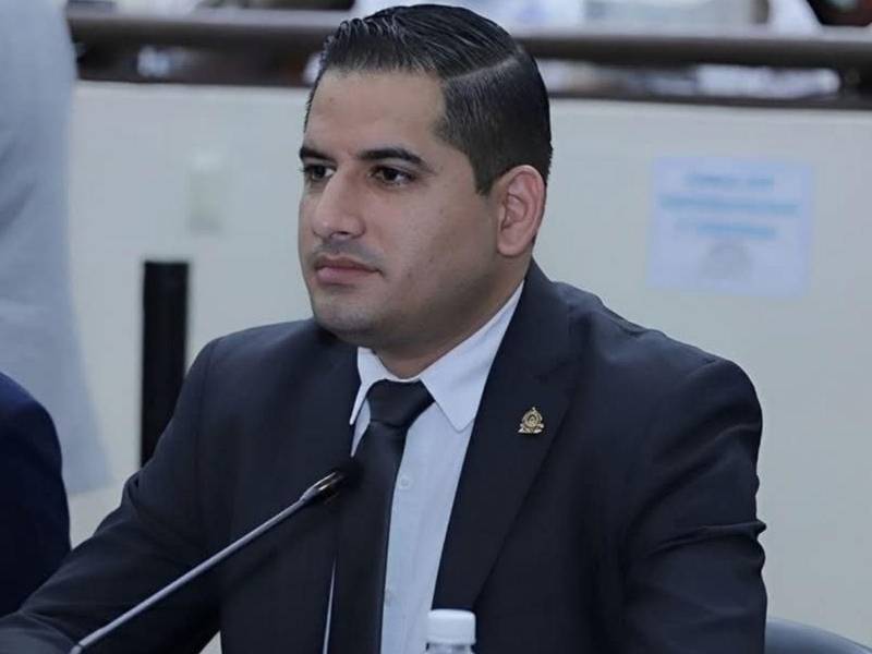 El congresista busca reducir los obstáculos legales que enfrentan madres solteras, aunque también en caso de padres solteros.