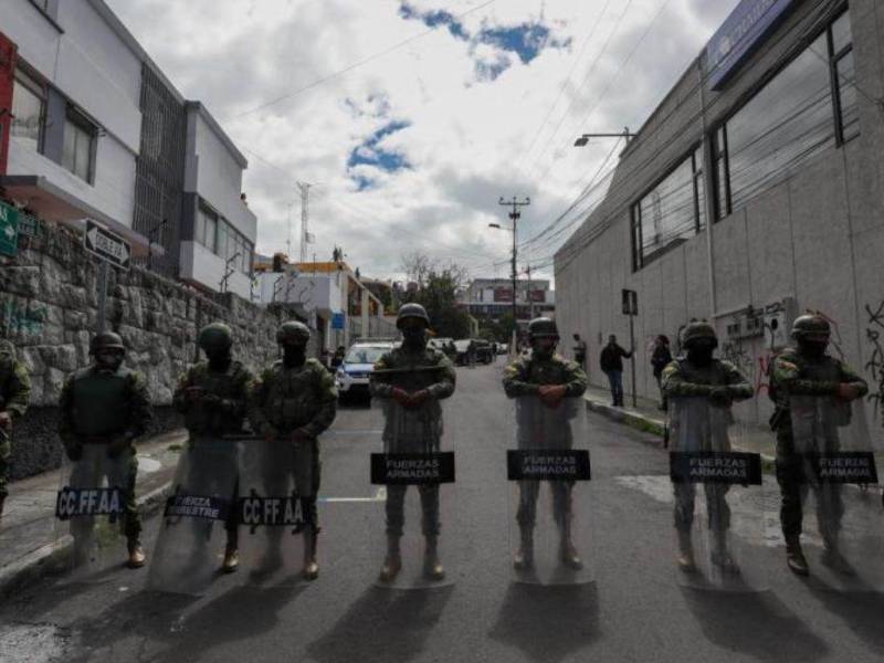 Policías de Ecuador en la escena del ataque armado en Ecuador.