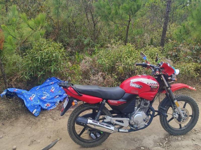 Uno de los fallecidos estaba cerca de una motocicleta.