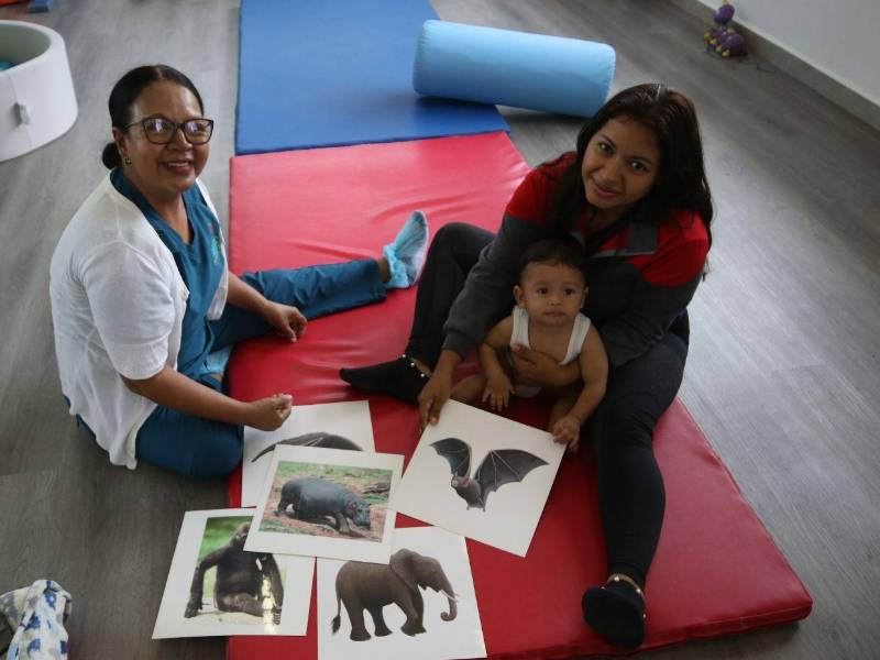 Consuelo Juárez, enfermera junto con Lorena Calona y su hijo Eithan de 10 meses.