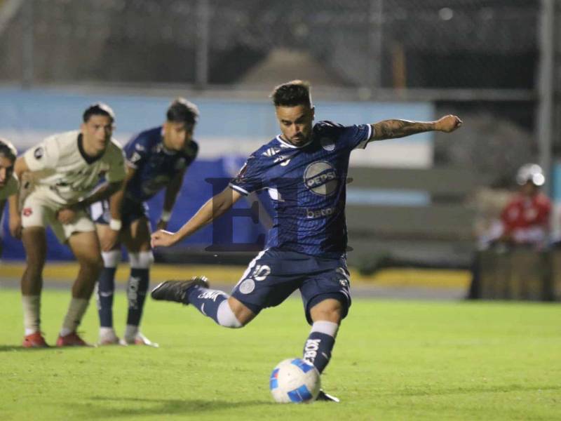 Rodrigo Gómez cobró de gran manera su lanzamiento de penal.