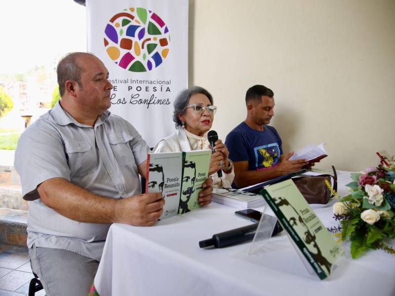Salvador Madrid, director del Festival de Los Confines; Anarella Vélez, ministra de la Secapph, y el poeta Néstor Ulloa en la presentación y conversatorio sobre Juan Ramón Molina.