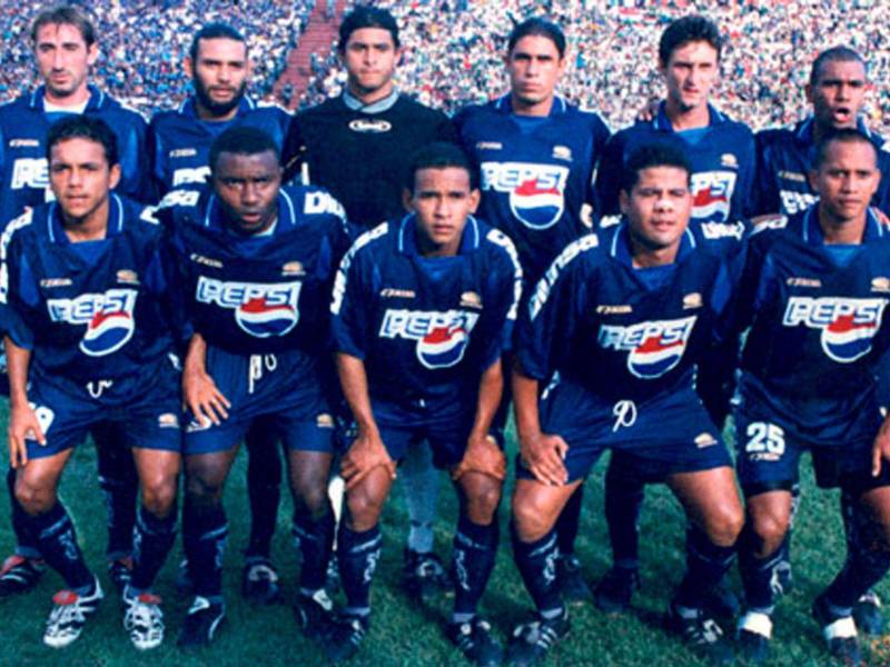 La alineación del Motagua en la final del Apertura 2001.