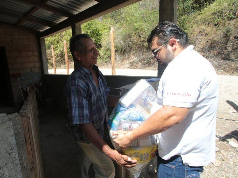 Con mucho agradecimiento los habitantes de Corredor Seco recibieron las raciones de comida.