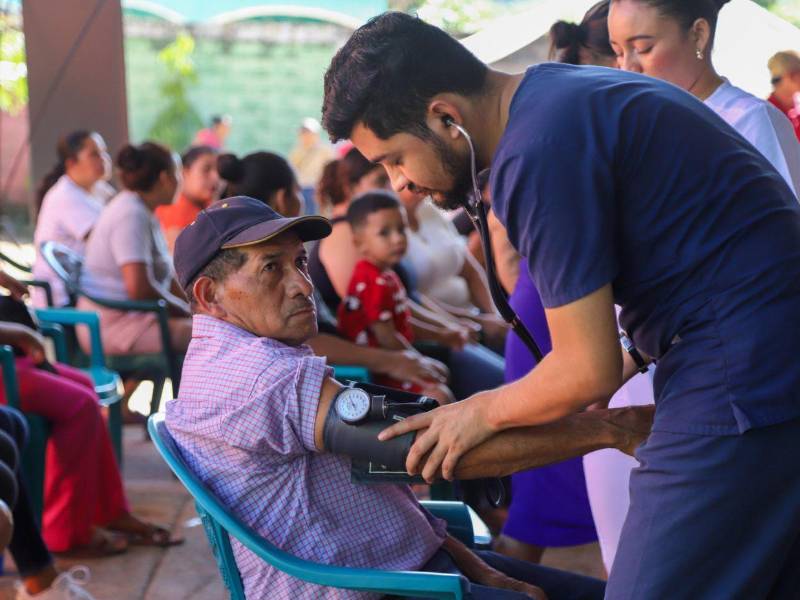 La brigada médica contó con el respaldo de diversas instituciones y voluntarios que sumaron esfuerzos para ofrecer una atención integral a los asistentes.