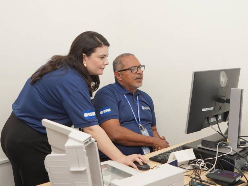 Los oficiales del Instituto Nacional de Migración (INM), son las personas autorizadas para tramitar y emitir pasaportes en los tres aeropuertos de Honduras en caso de emergencia.