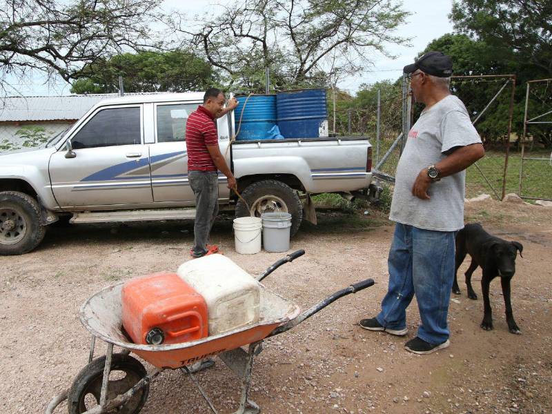 Los agricultores han tenido que captar agua lluvia para poder comenzar a sembrar.