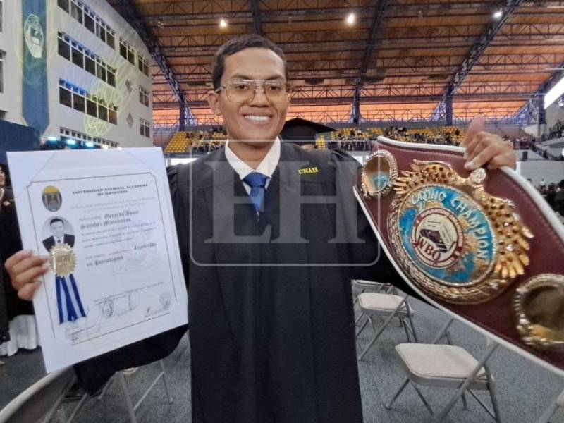 Gerardo “El Chocolate” Sánchez llegó a la graduación de la UNAH con su cinturón de campeón Latino de la OMB para celebrar su título universitario.