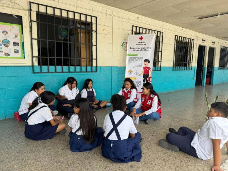 Instructores de la Cruz Roja Hondureña capacitan a niños del Centro de Educación Básica Ramón Amaya Amador.