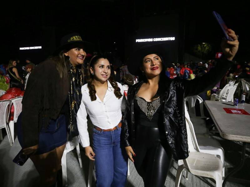 La lluvia no impidió que el público se luciera con sus atuendos alusivos, combinando botas, sombreros, prendas de denim y cuero, completando la estética norteña.