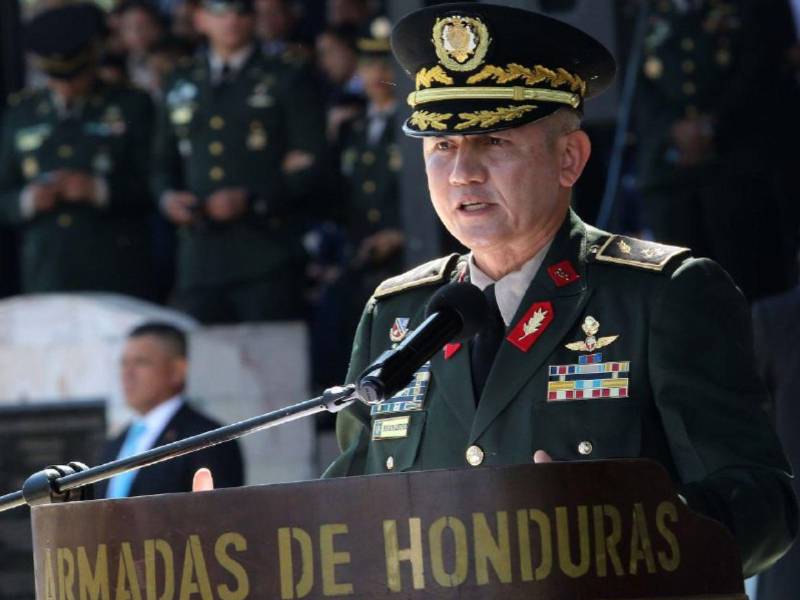 Roosevelt Hernández, deja este jueves 18 de diciembre el cargo de jefe del Estado Mayor Conjunto de las Fuerzas Armadas y posiblemente en las próximas horas sea nombrado como ministro de defensa.