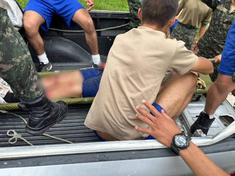 Momento en que los miembros de la unidad militar eran trasladados hasta el Hospital Militar para atender sus heridas.