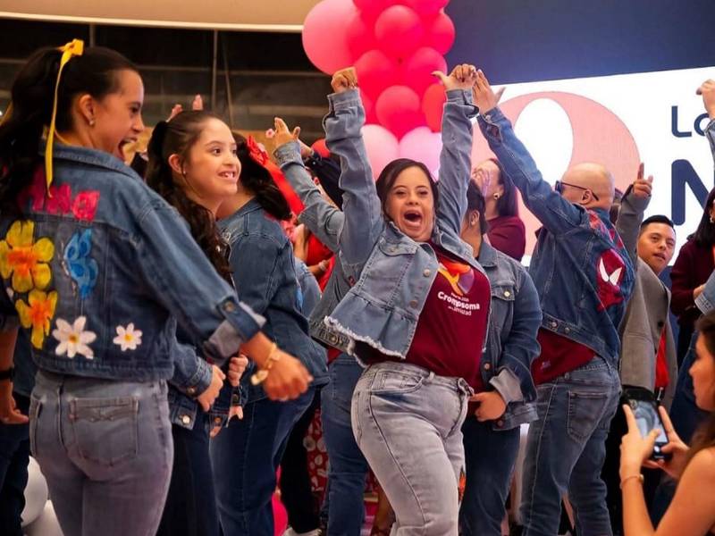 Participaron pintando su chamarra durante el taller impartido por la artista Carolina Carías, fomentando la expresión artística y la autoestima.