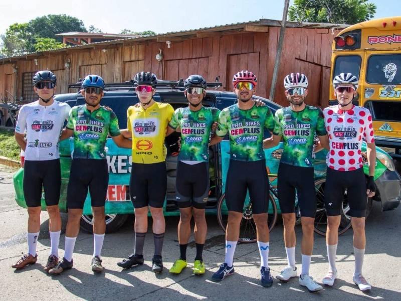 El equipo junto con César participan en varios eventos de ciclismo.