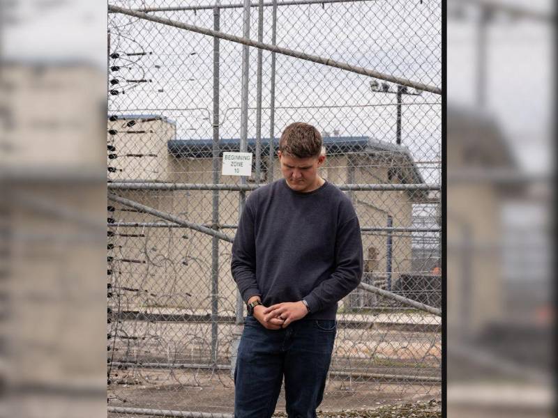 El sargento Matthew Blank, de 23 años, pide a las autoridades que lo dejen iniciar su nueva vida con su esposa.