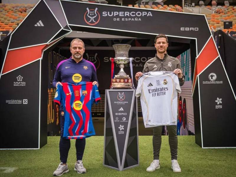 Hansi Flick y Xabi Alonso posando junto al trofeo de la Supercopa.