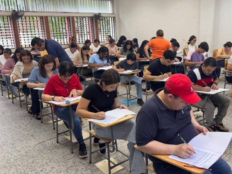 Más de 2,000 aspirantes llegaron a la universidad UPNFM para realizar el examen de admisión este domingo a nivel nacional.
