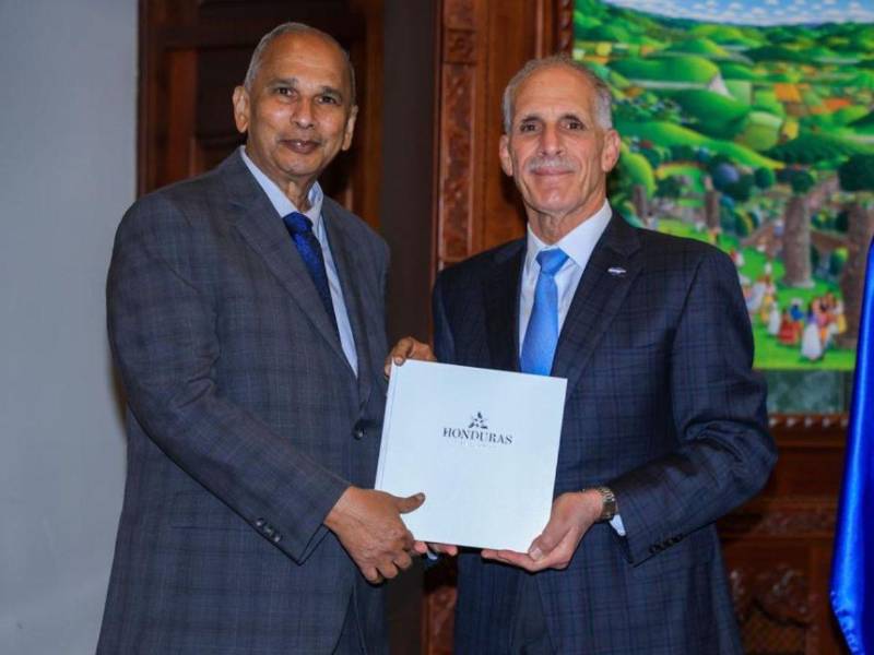 Ibrahim informó a Asfura sobre el trabajo del IICA en el uso de la ciencia, la tecnología y la innovación para construir sistemas alimentarios resilientes.