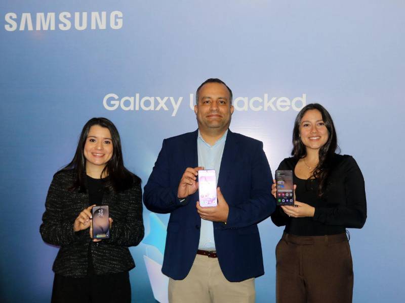 Tamy Aguilar, Rodrigo Díaz y María José Solís, ejecutivos de Samsung, durante el lanzamiento.