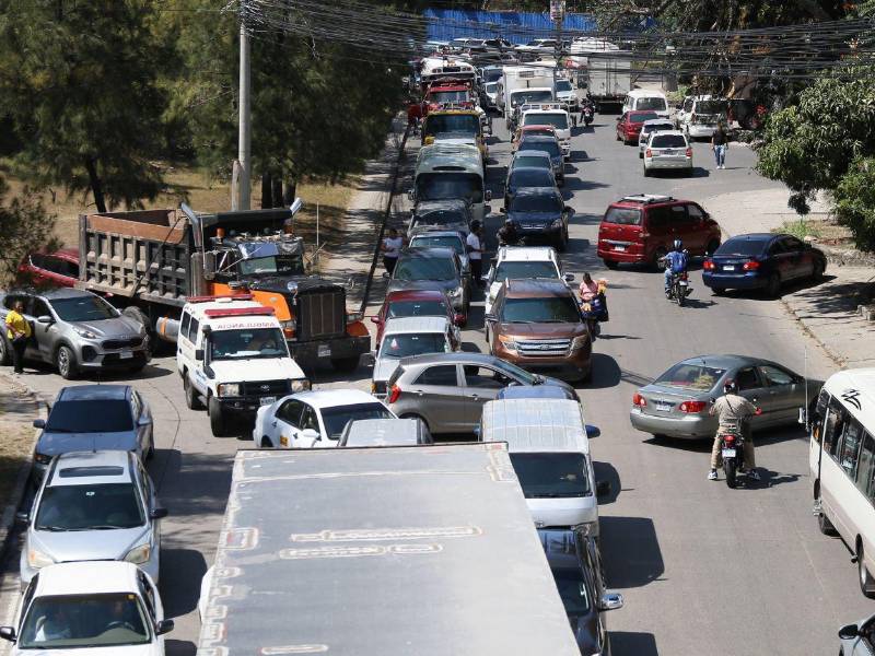 Desde la calle que conecta a Lomas de Toncontín con la colonia Loarque, decenas de conductores quedan atascados en largas filas por varios minutos.
