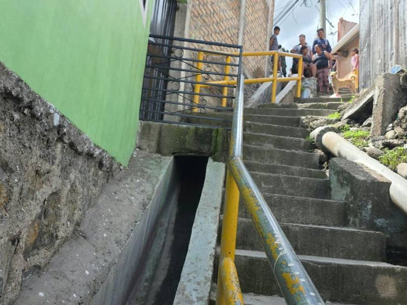 El cuerpo del hombre estaba atrapado en esta cuneta cuando fue hallado por los menores.