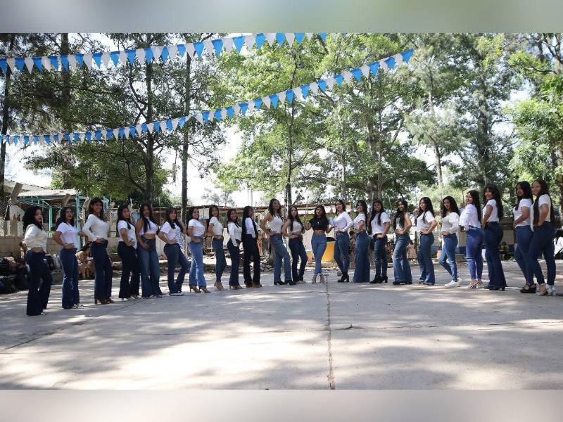 Las bellas palillonas del Intae están listas para su presentación para ganarse la ovación de los espectadores.