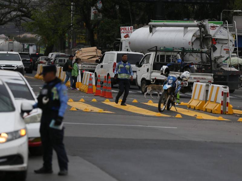 Agentes de la Dirección Nacional de Vialidad y Transporte siguen en la salida al sur para orientar y regular el tránsito vehicular.