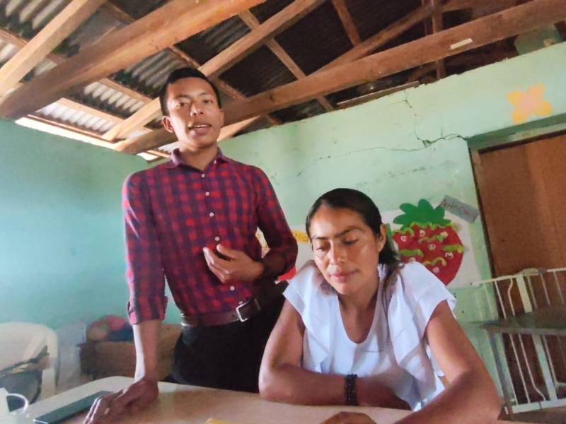 Manuel Fúnez recuerda a su maestra, quien con apenas 1,000 lempiras al mes enseñaba con dedicación y amor por sus alumnos.