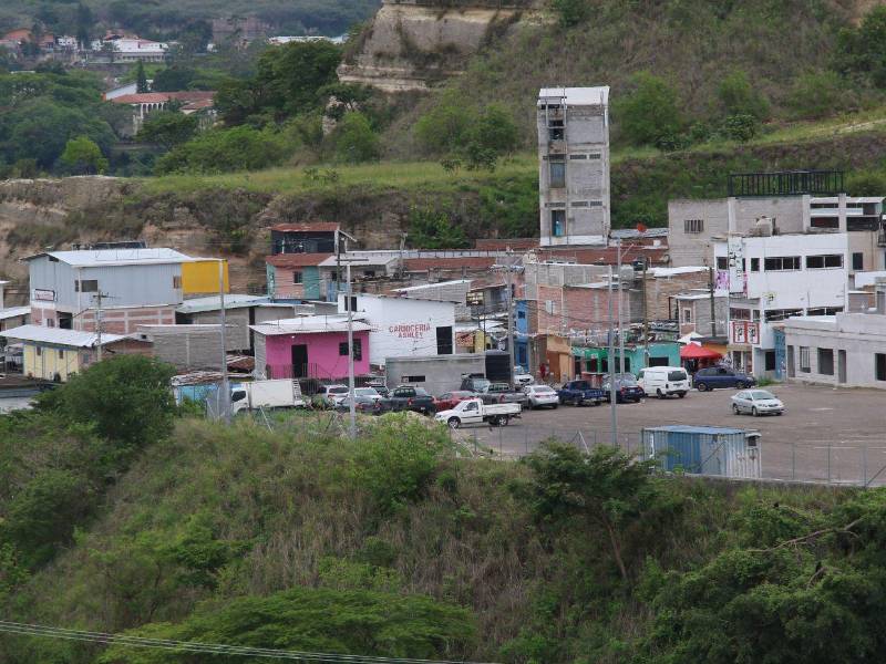 Los vendedores de Perisur esperan que el movimiento de buses finalmente llegue al mercado, pero el proyecto continúa con trabajos pendientes. La Alcaldía reconoce que todavía debe conseguir recursos y definir qué rutas serán trasladadas.