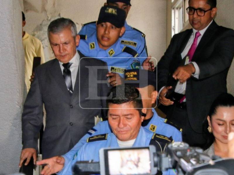 Roosevelt Hernández deberá firmar en el juzgado y tiene prohibido salir del país.